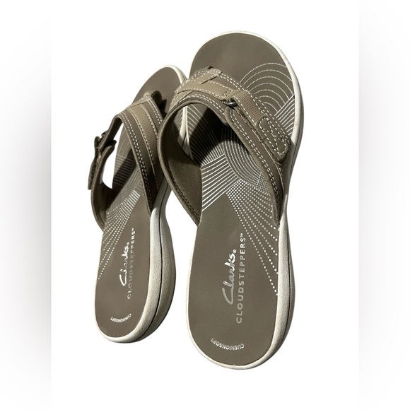 Women's Size 6 Medium Clarks Cloudsteppers Tan Slip-On Women's Sandal - Picture 2 of 7